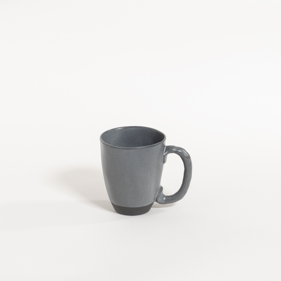 atelier - mug (handle) black truffle