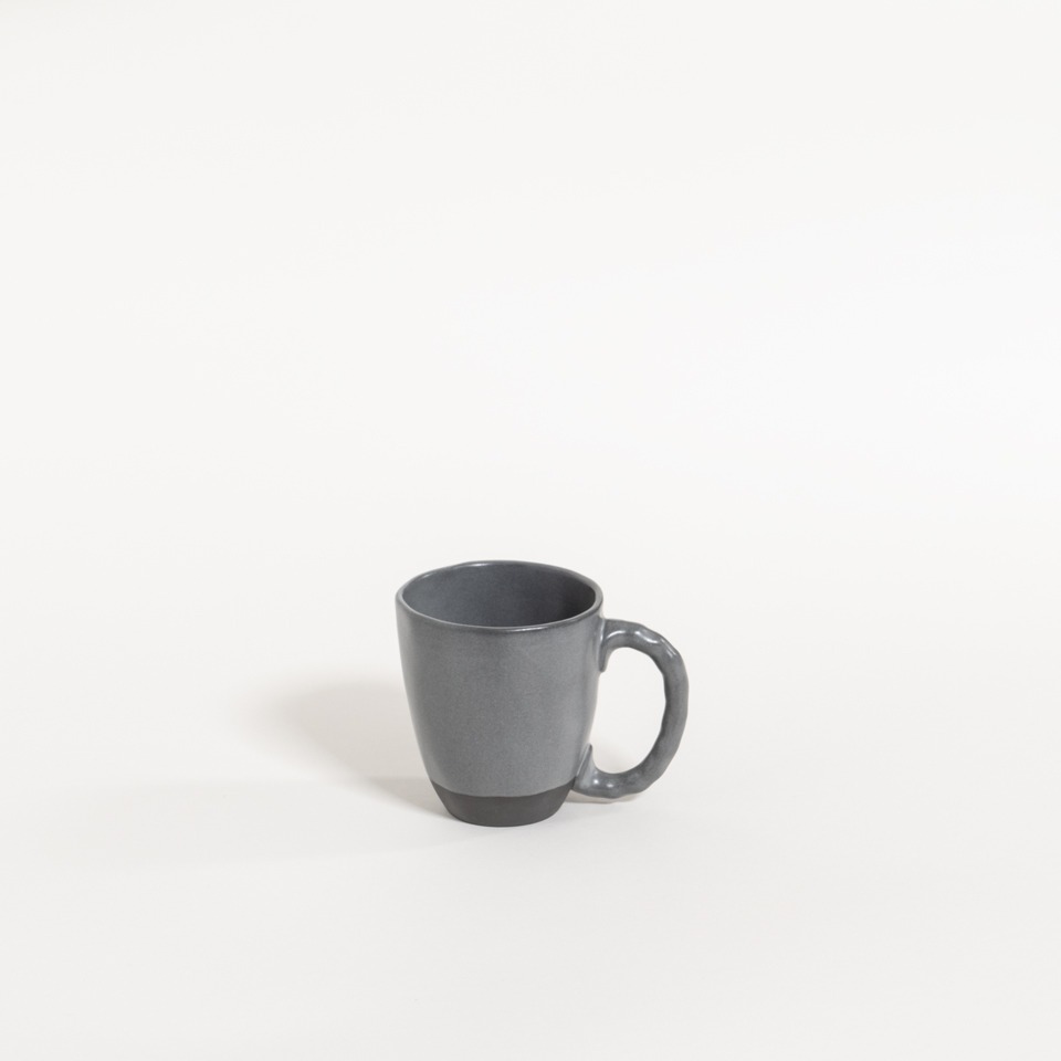 atelier - cup (handle) black truffle