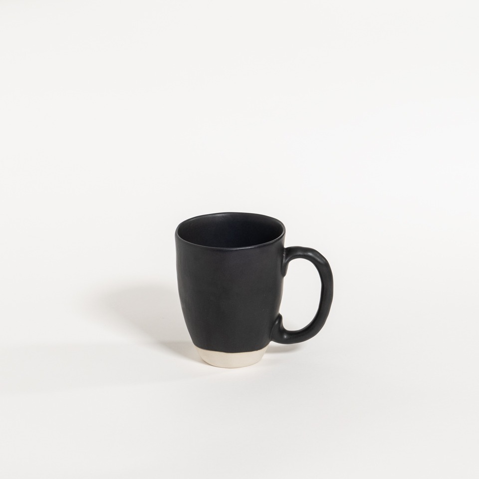 atelier - mug (handle) black pepper