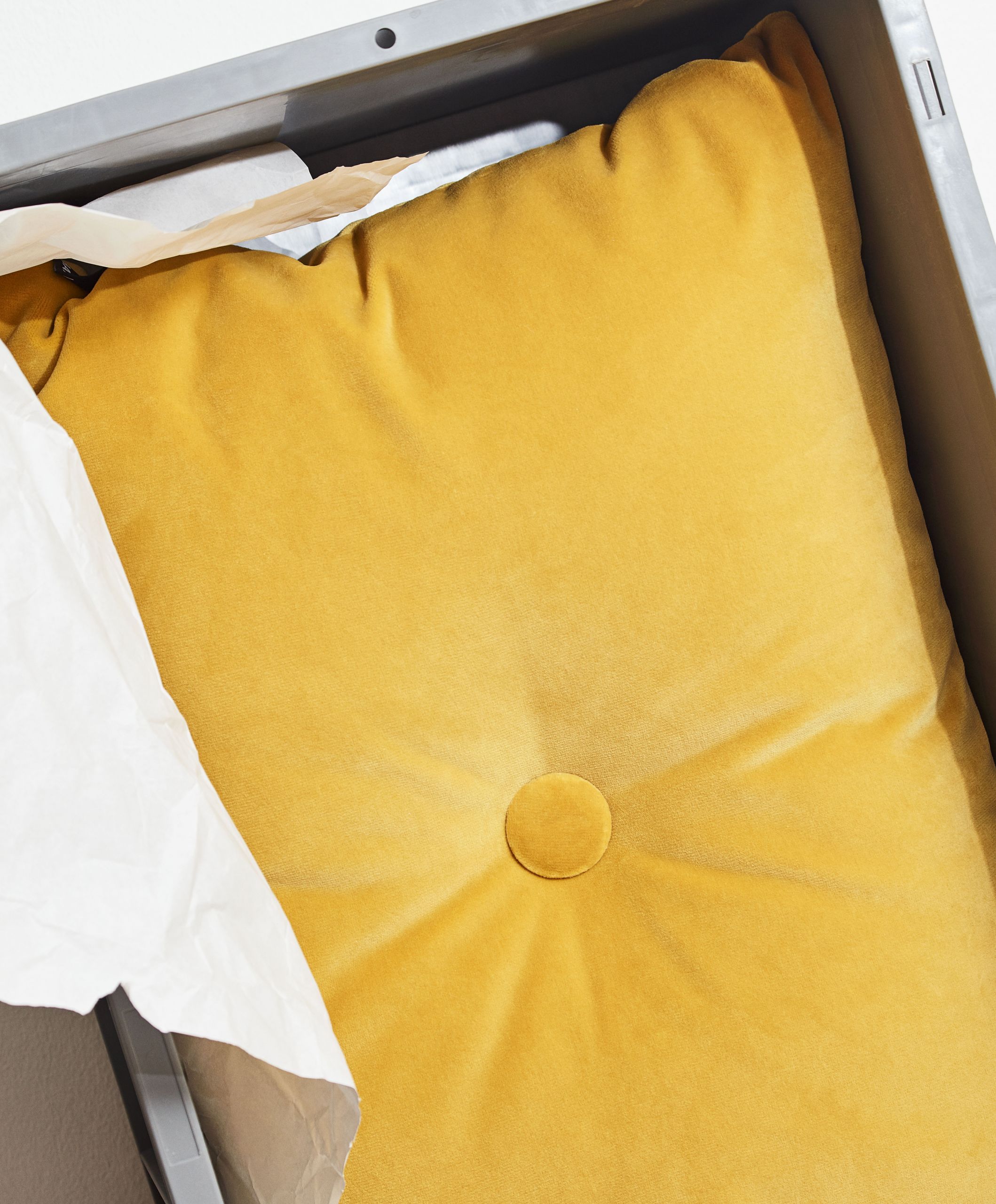 Dot cushion soft yellow