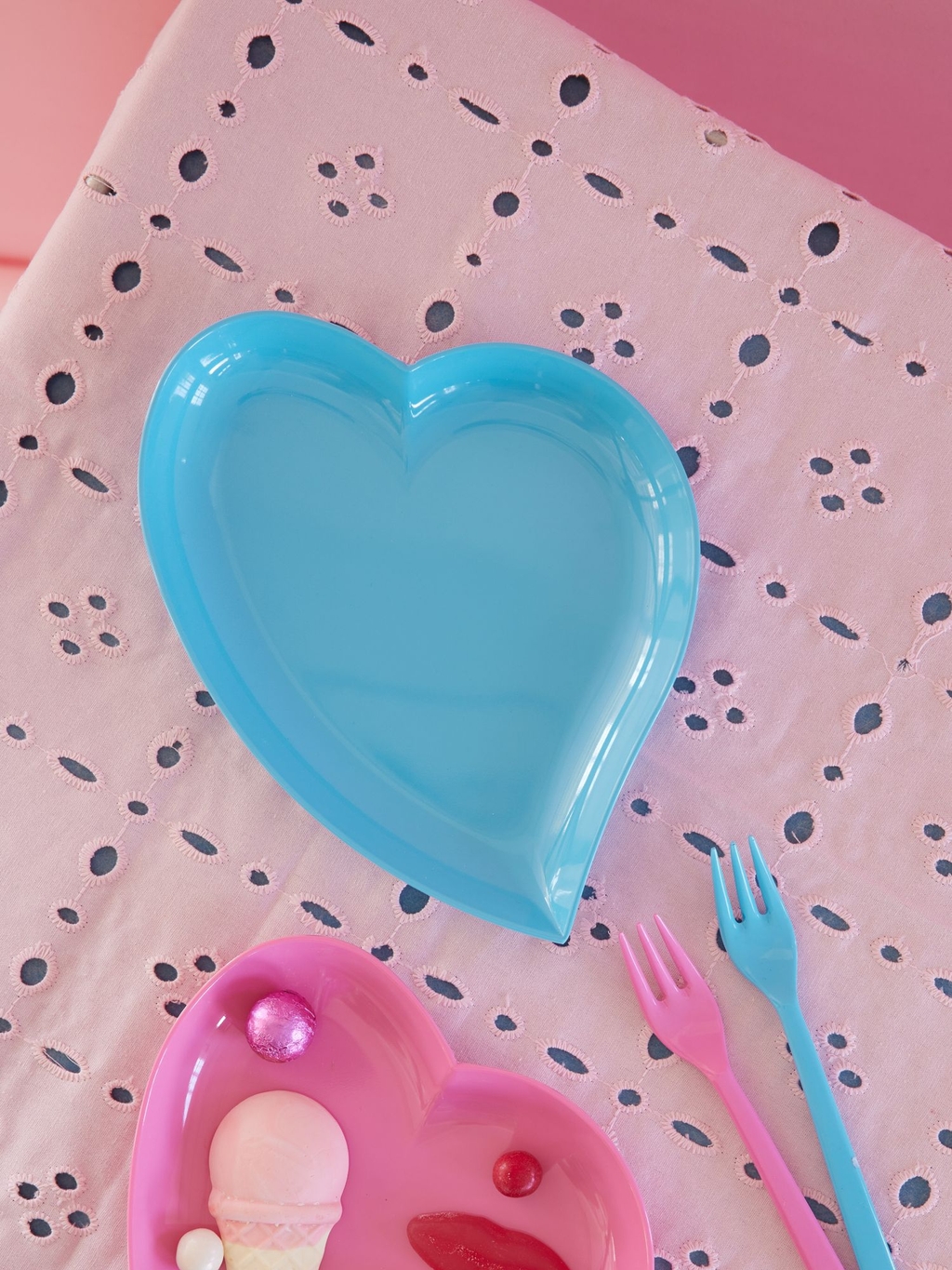 Rice heart plate solid blue