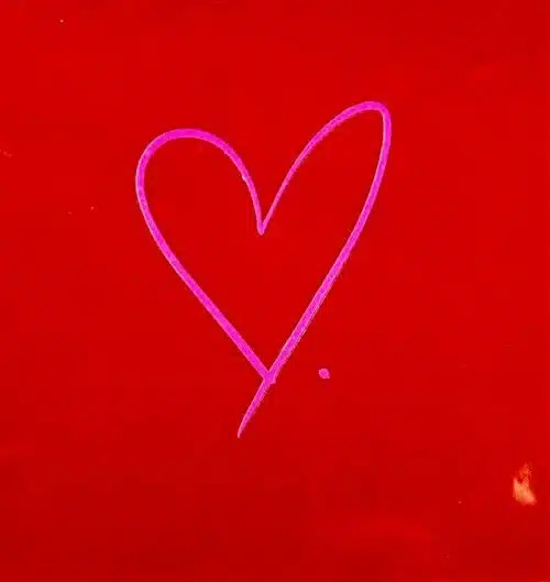 Yett Quote tegel hartje dun gedrukt rood/roze 10x10