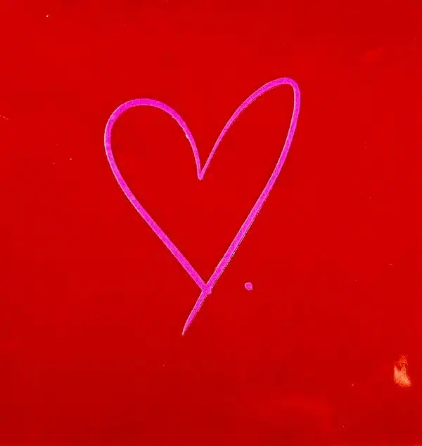 Yett Quote tegel hartje dun gedrukt rood/roze 10x10